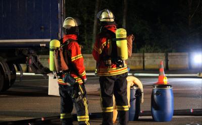 Gefahrgut-Lkw von Polizei angehalten - Auslaufendes Gefahrgut loest groesseren Einsatz aus auf der A5 bei Weingarten